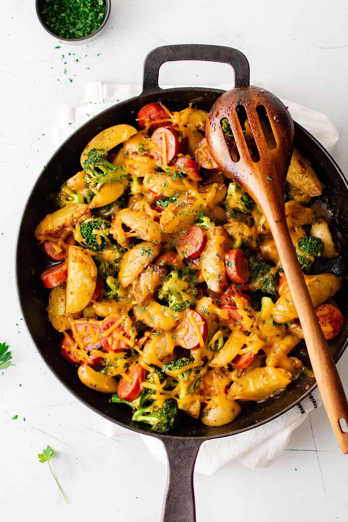 **Salsiccia, Patate e Broccoli in Padella** 2 Salsiccia affumicata, patate e broccoli in una padella