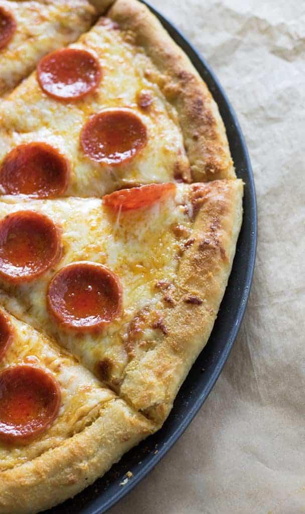 Impasto pizza pronto sulla teglia
