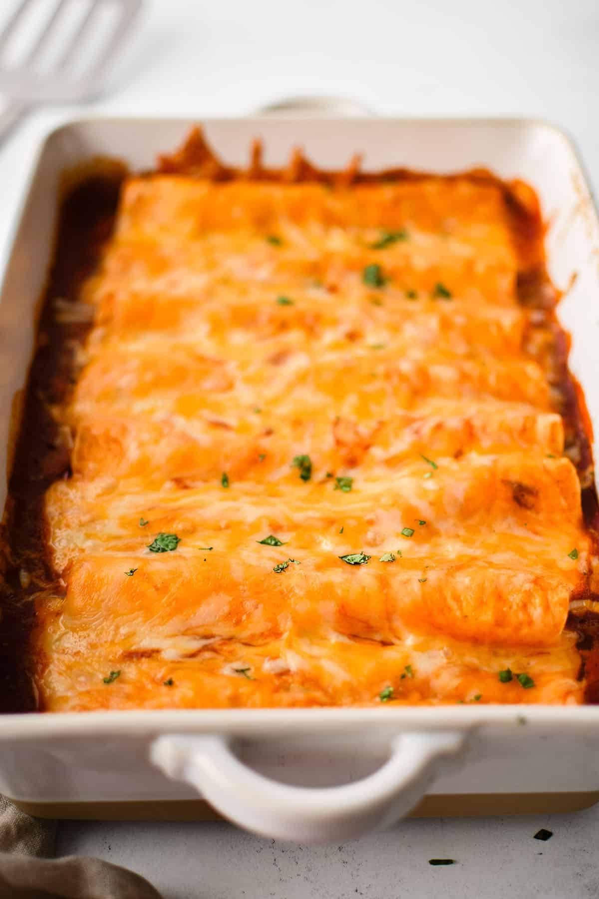Enchiladas di manzo sfilacciato 2 enchiladas di manzo sfilacciato in una teglia da forno