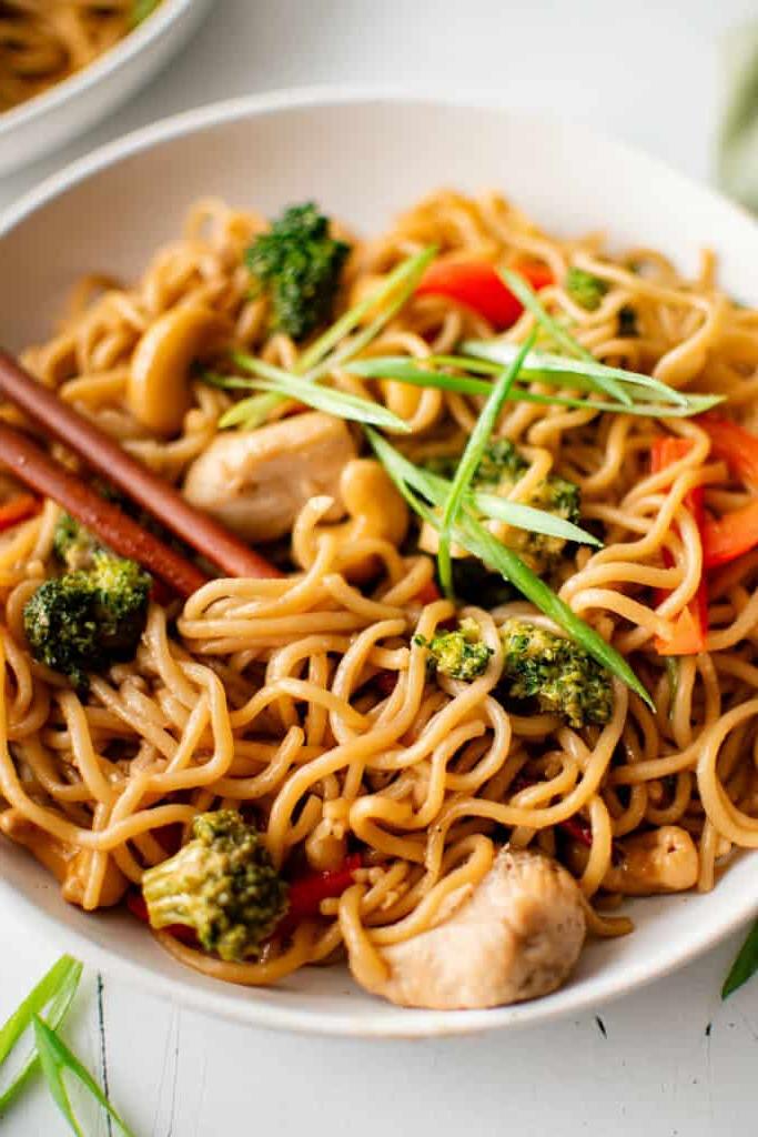 Ramen di Pollo e Anacardi in una ciotola pronto per essere servito