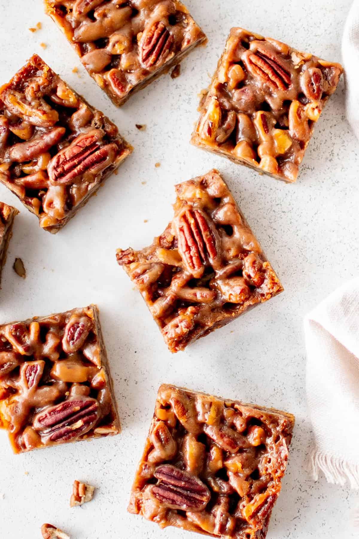 Barrette di Torta Pecan 2 Barrette di torta di noci pecan su un piatto