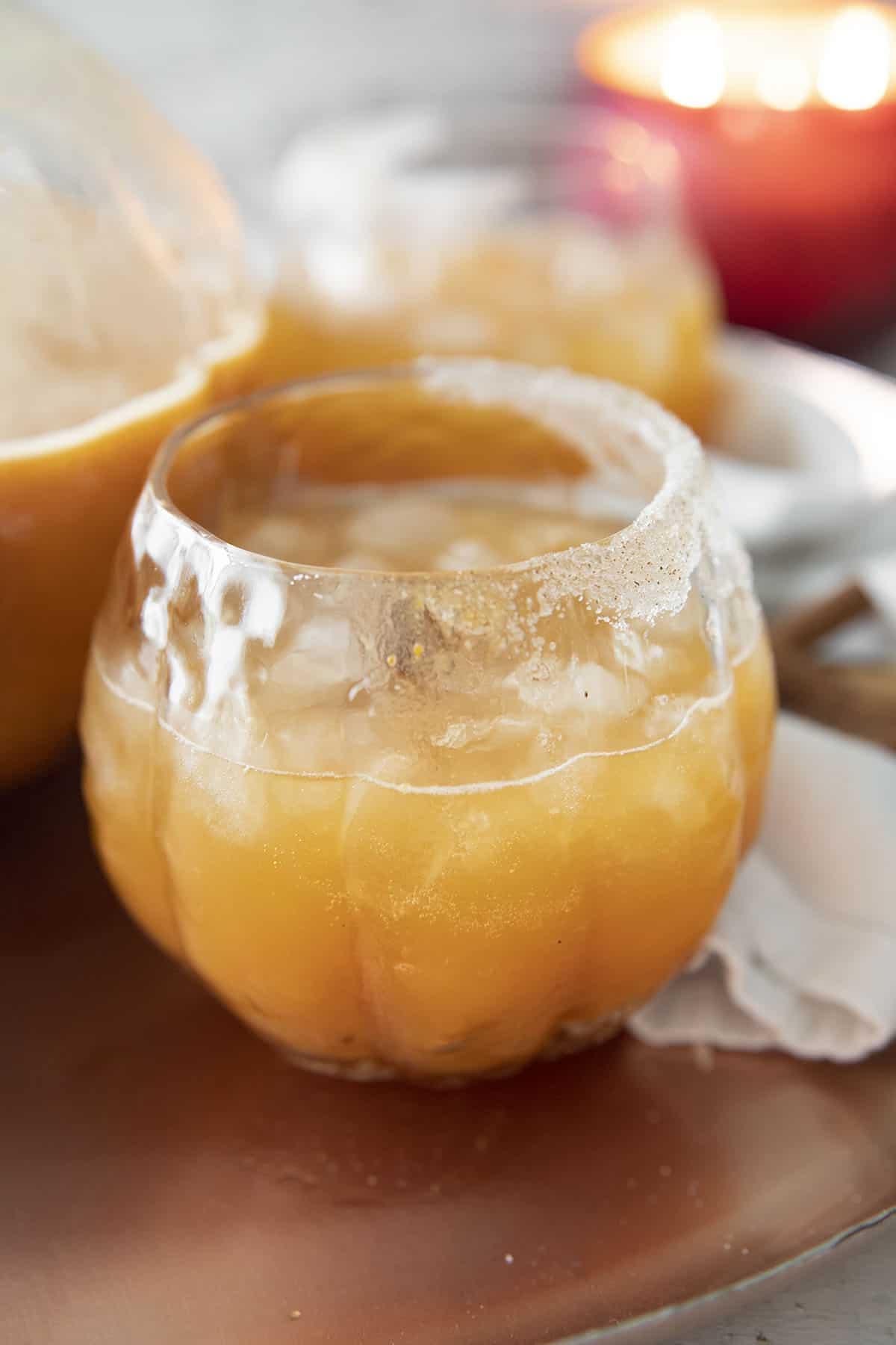 Margarita alla zucca in un bicchiere con bordo di zucchero e cannella