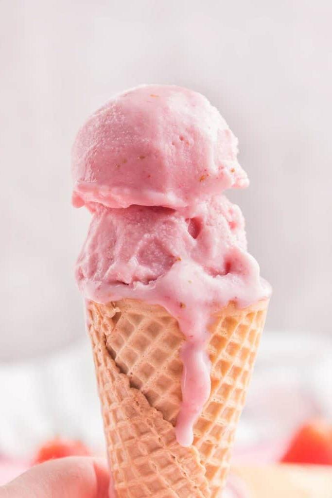 Porzioni di gelato alla fragola in un cono
