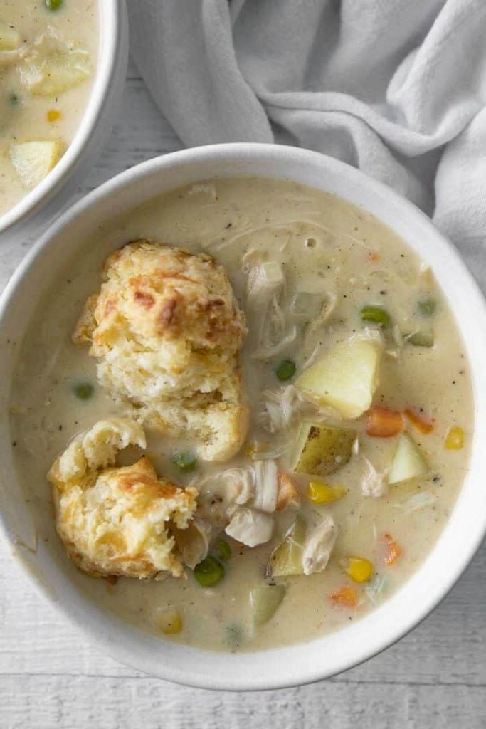 Zuppa di pollo alla pot pie in una ciotola