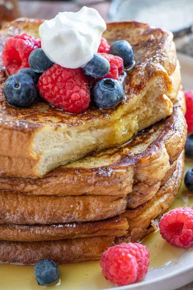 Toast francesi ripieni dorati su un piatto