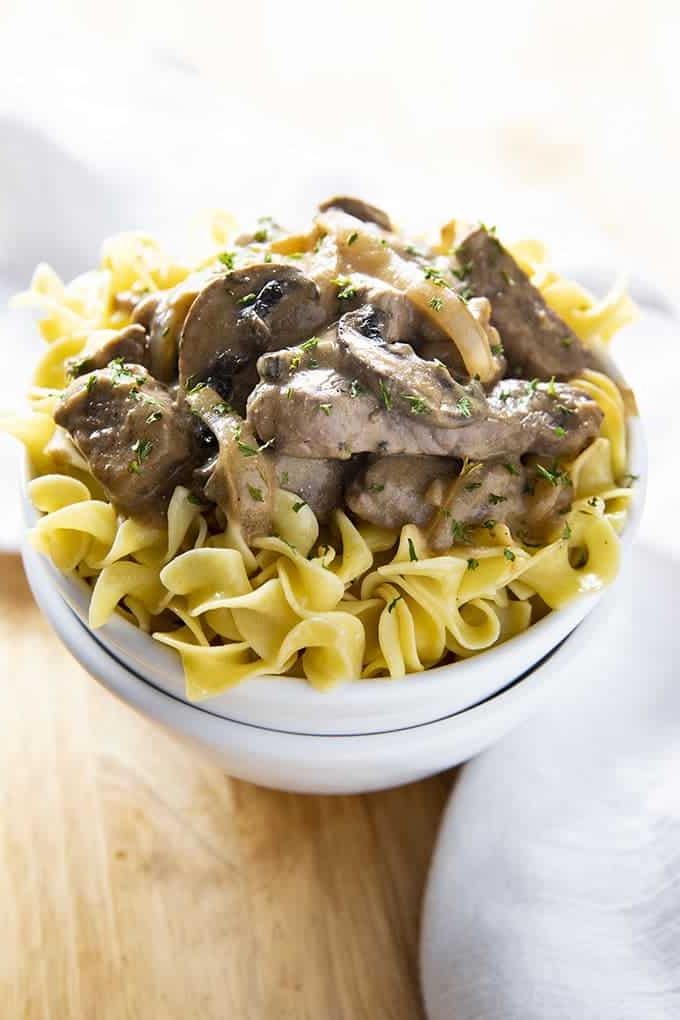 Manzo Stroganoff cremoso nel piatto