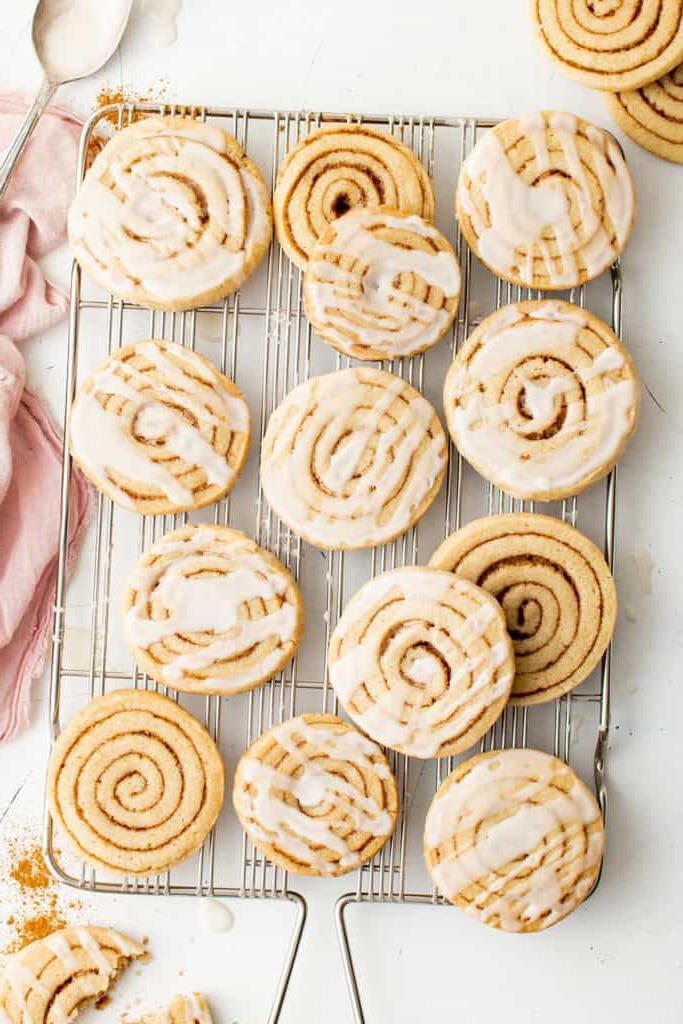 biscotti girella alla cannella su una griglia di raffreddamento