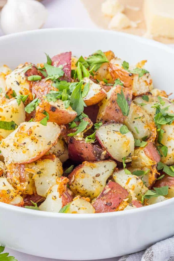 ciotola di patate cotte in friggitrice ad aria