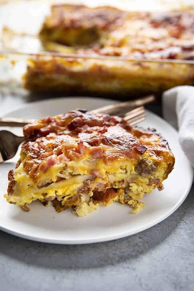 fetta di casseruola per la colazione su un piatto