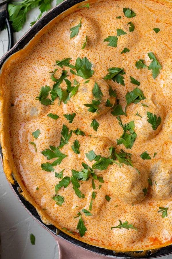 Polpette di pollo Buffalo cremose in un piatto