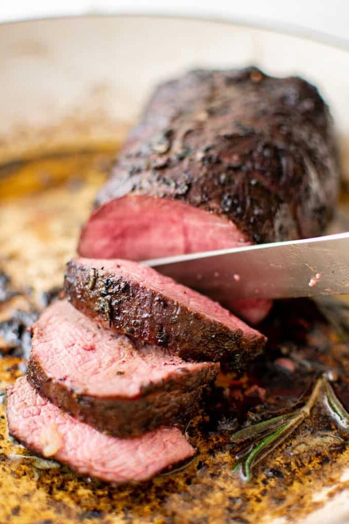 Filetto di manzo arrosto tagliato a fette