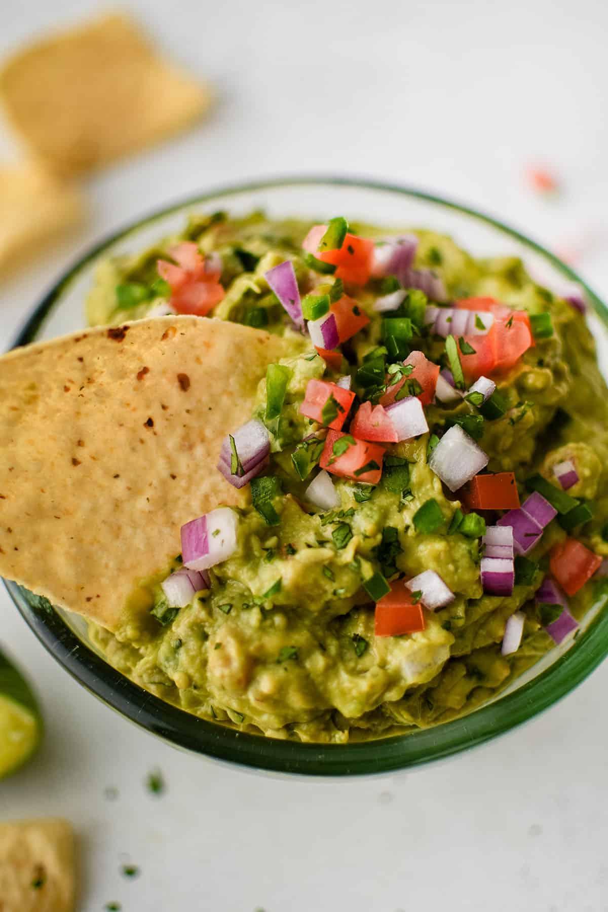 Guacamole in una ciotola con chips di mais
