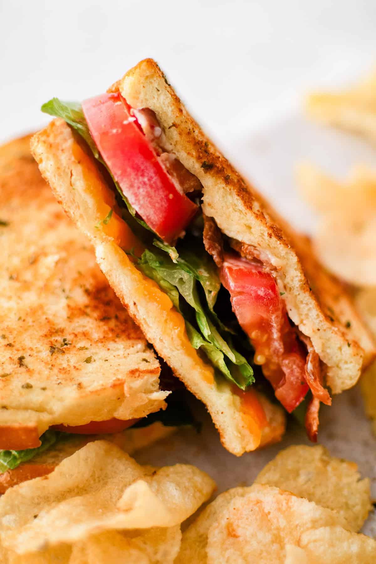 Panino BLT con patatine su un piatto