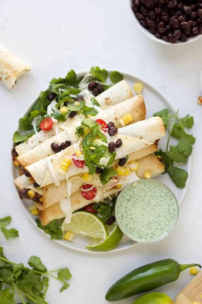 taquitos di fagioli neri su un piatto