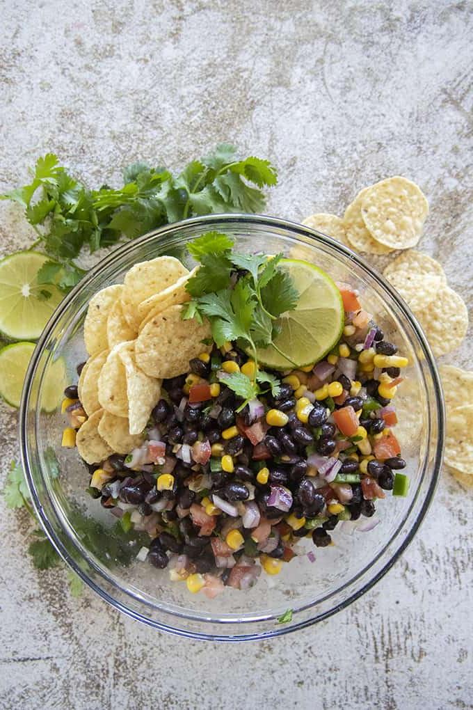 Salsa di fagioli neri vibrante in una ciotola grande