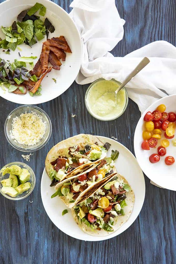 tacos blt su un piatto bianco