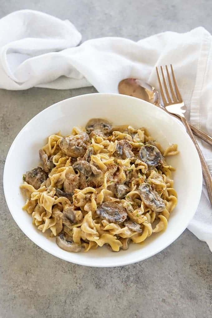 Stroganoff ai funghi cremoso in ciotola, pronto per essere gustato