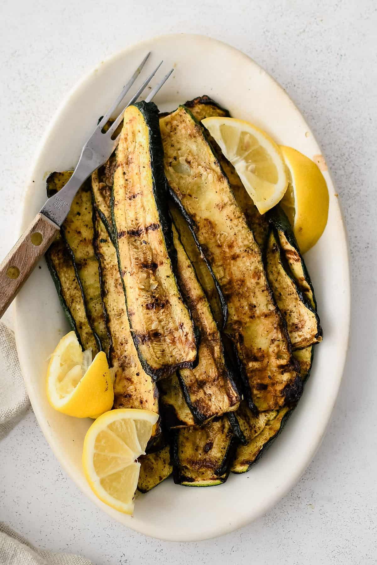 zucchine grigliate in un piatto da portata