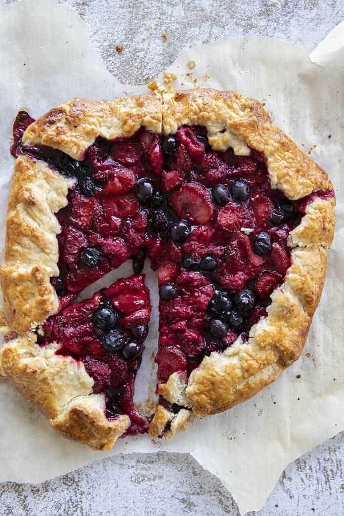 Galette di frutta finita, crosta dorata e ripieno succoso
