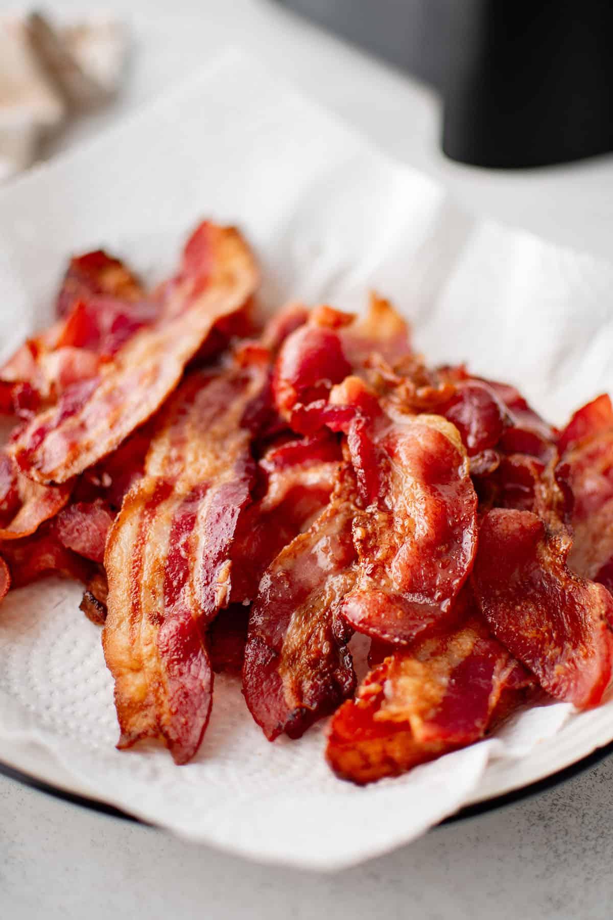 pancetta in friggitrice ad aria su un piatto rivestito di carta assorbente