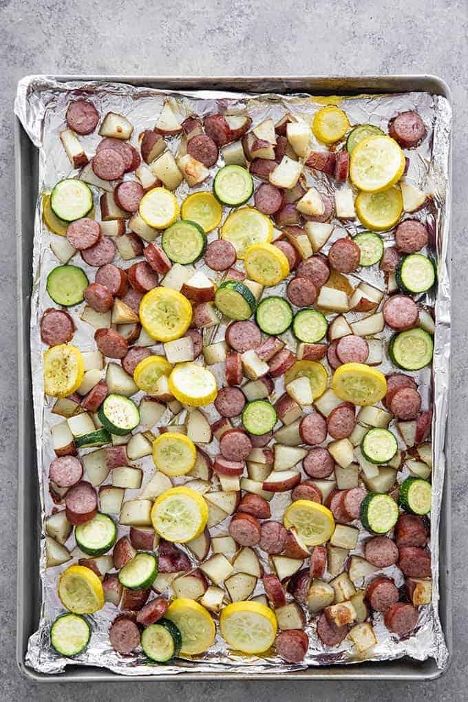 Salsiccia, patate e zucca in teglia