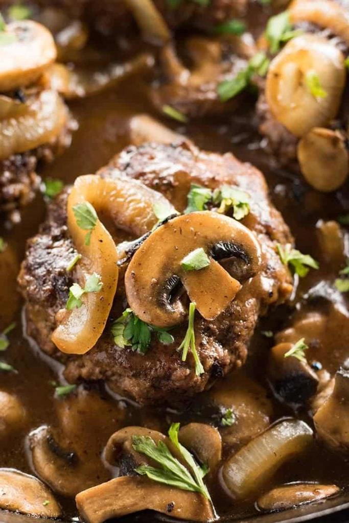 Bistecche di hamburger tritate con sugo ai funghi