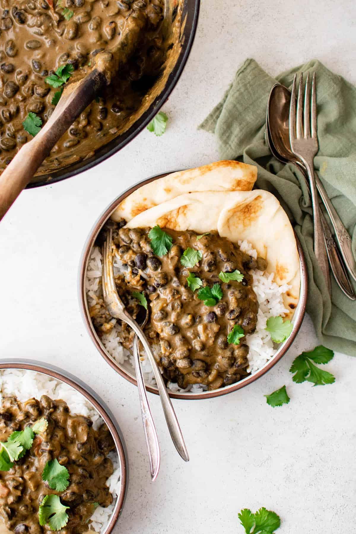 Curry di Fagioli Neri 2 curry di fagioli neri in una ciotola con naan e riso bianco
