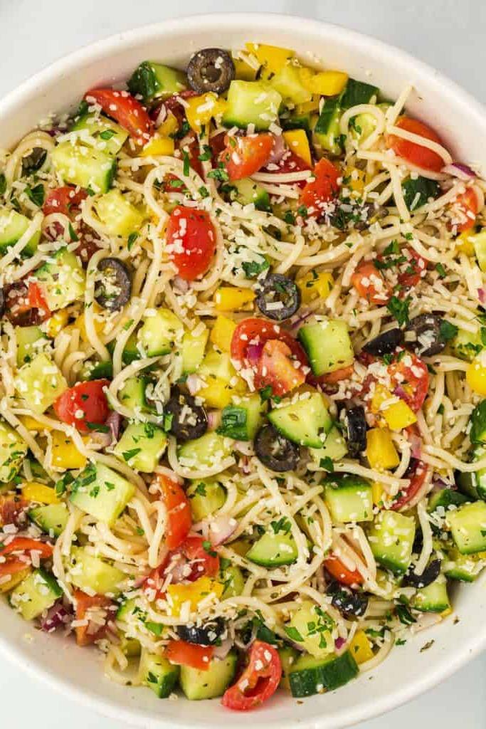 insalata di spaghetti in una ciotola