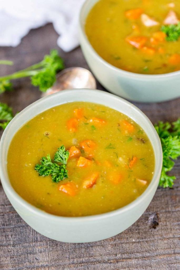 Zuppa di piselli spezzati in una ciotola