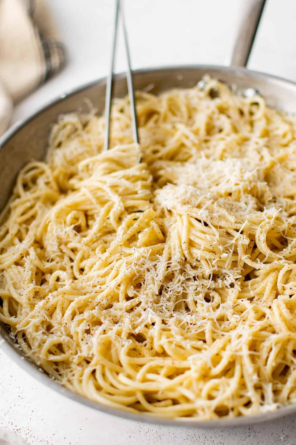 Cacio e Pepe cremoso in una padella di rame, pronto per essere impiattato