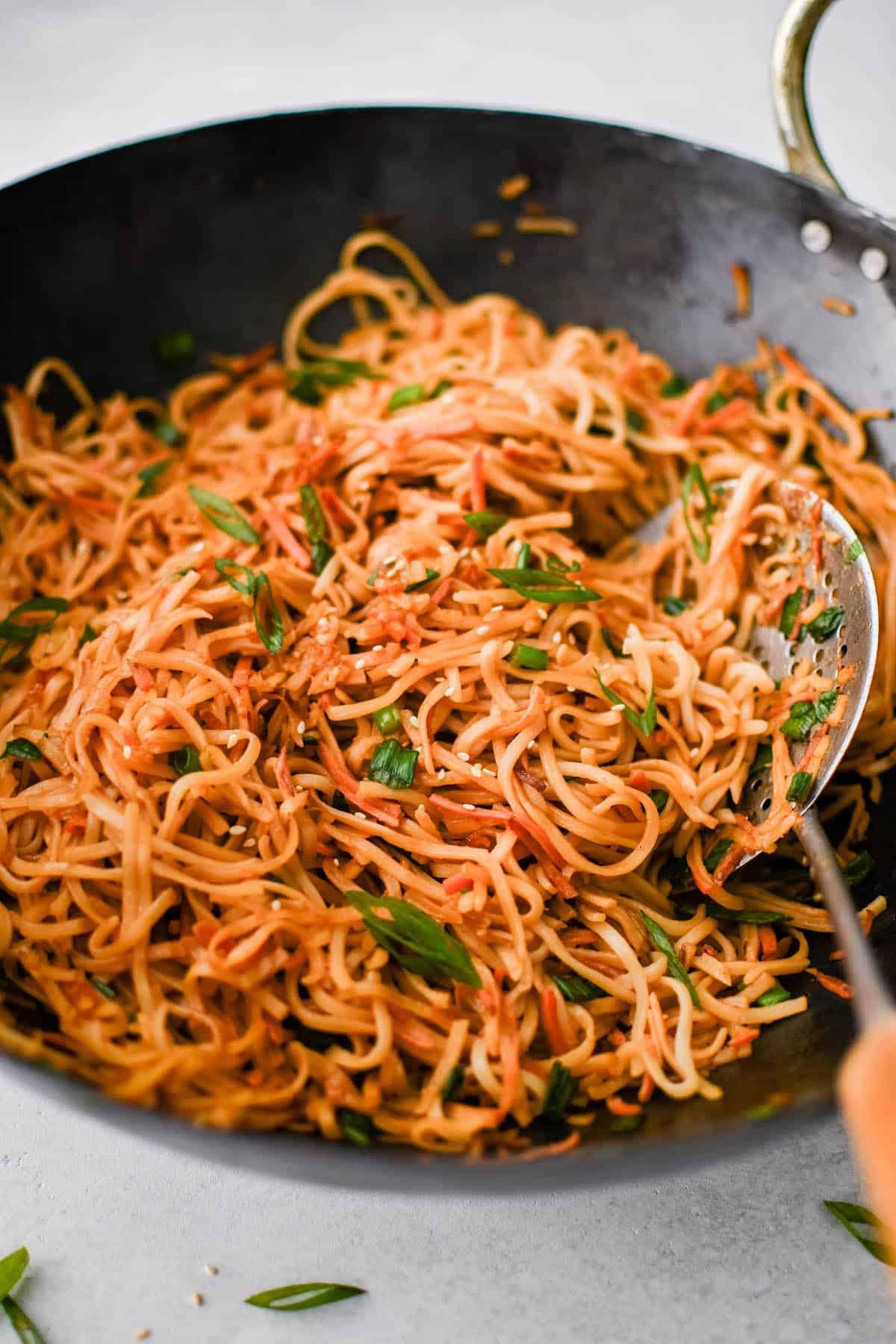 Noodle saltati in padella croccanti in un wok