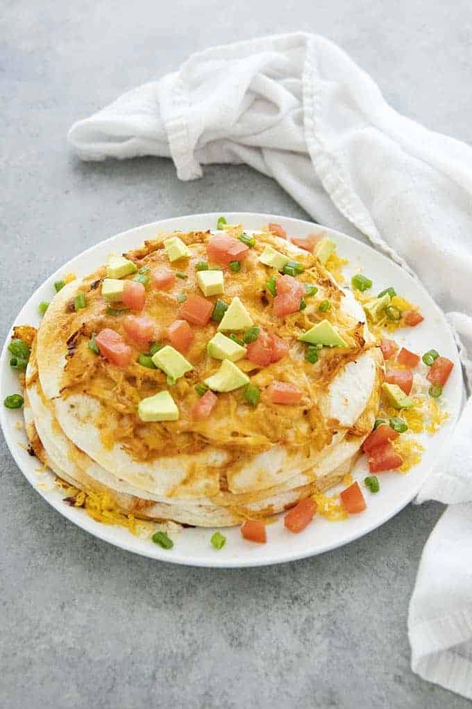 Fetta di torta di enchilada di pollo su un piatto