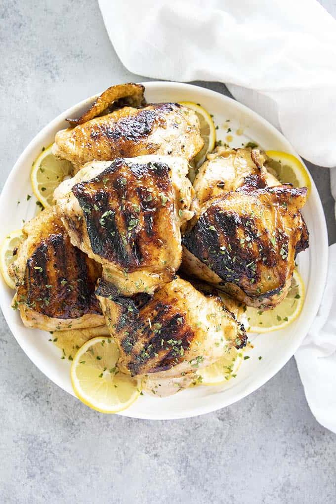 cosce di pollo alla griglia su un piatto