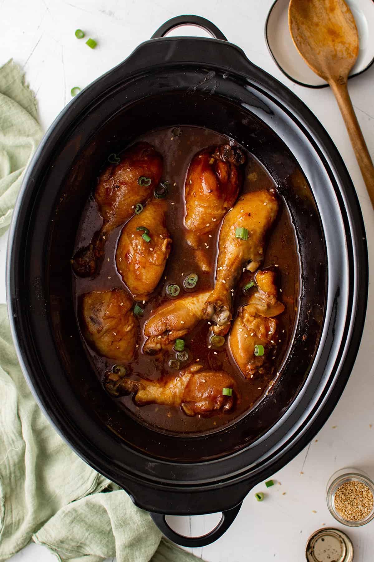 Cosce di pollo nel slow cooker, pronte per essere cotte