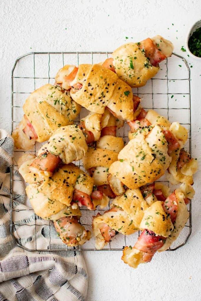 cornetti salati al prosciutto e formaggio su una griglia