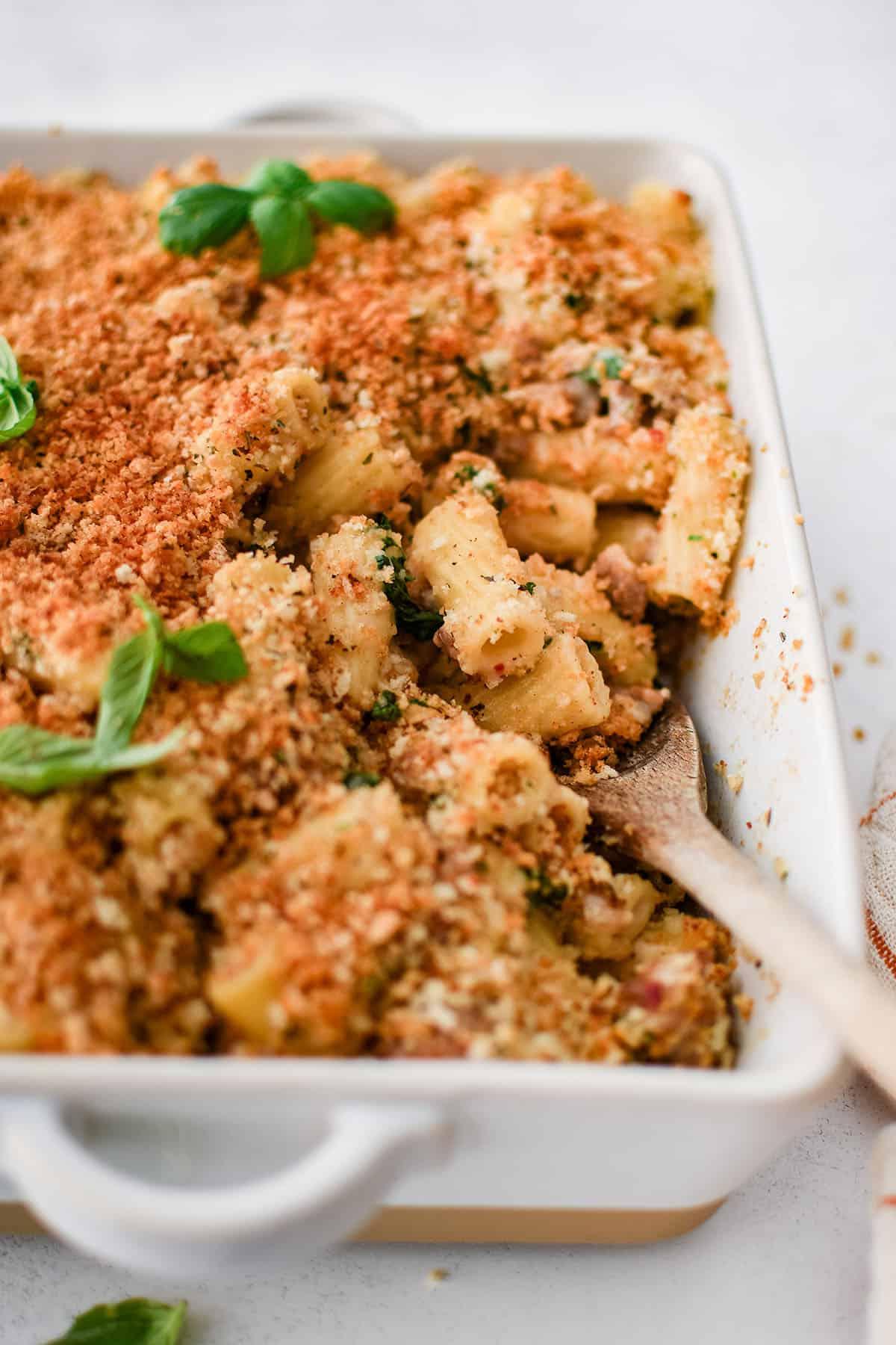 Rigatoni in una teglia da forno con salsa cremosa ai tre formaggi e salsiccia