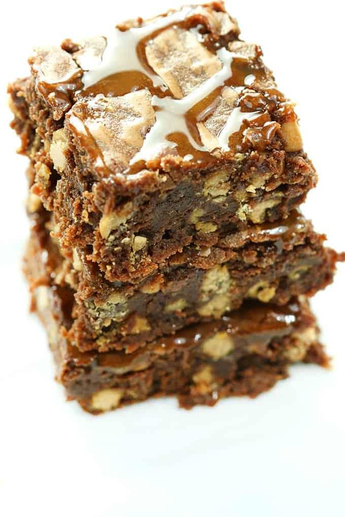 Brownies fudgy al caramello salato con gocce di cioccolato