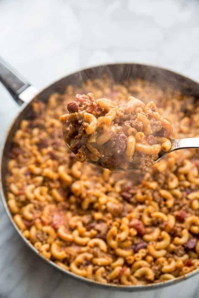 Chili mac al formaggio fatto in casa in padella