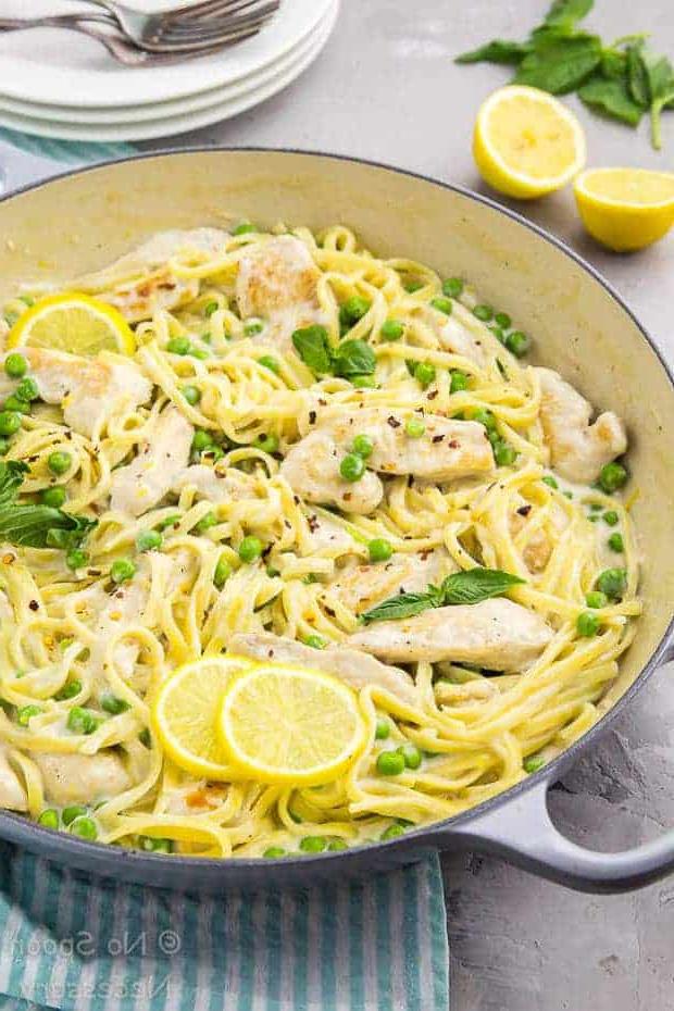 Pasta cremosa al limone e pollo con basilico e piselli in una sola pentola