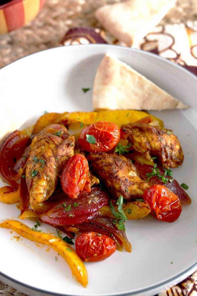 Shawarma di pollo e verdure in teglia