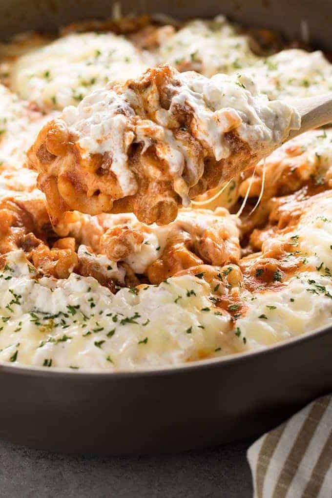Lasagna in una pentola con maccheroni