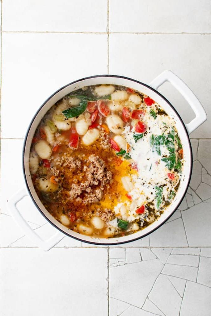 Zuppa di gnocchi con salsiccia in una pentola