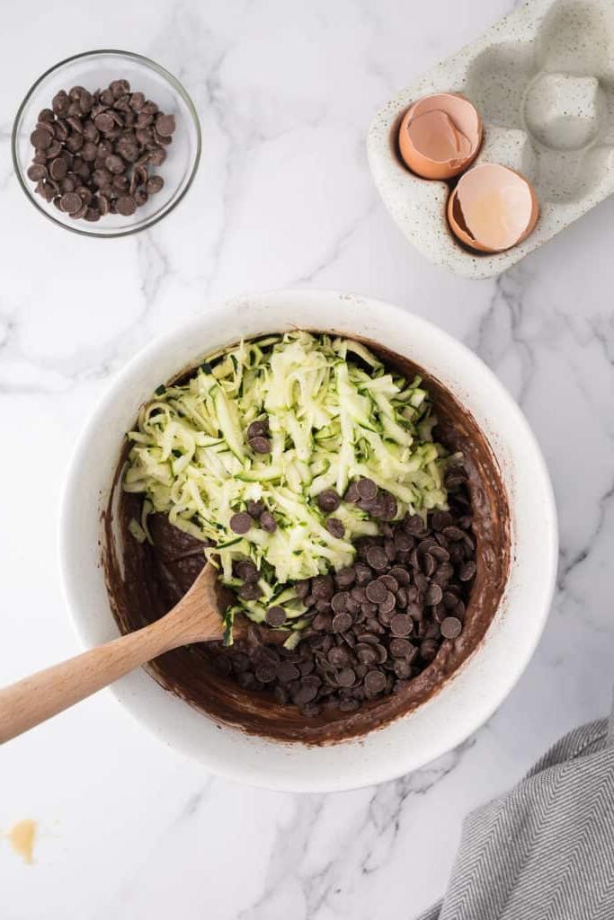 ingredienti per pane di zucchine al cioccolato in una ciotola