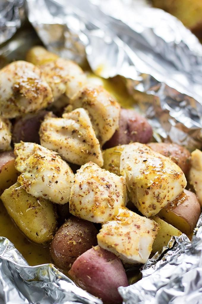 Pollo e patate al miele e senape, pronti da gustare