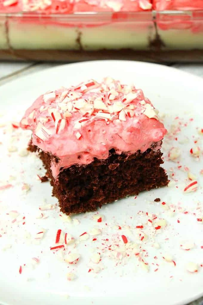 Torta Poke al Cioccolato e Menta pronta per essere servita