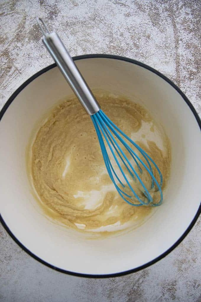 Roux dorato per sugo di tacchino in padella