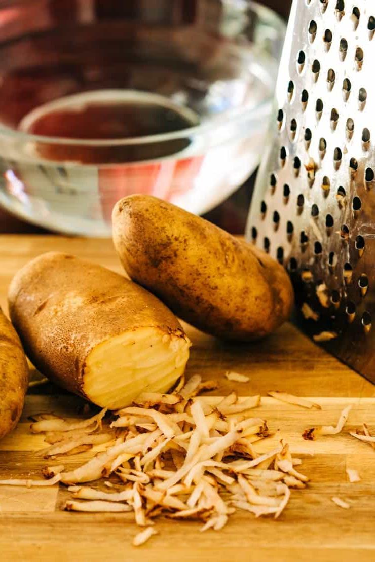 Patate grattugiate per hashbrowns fatti in casa