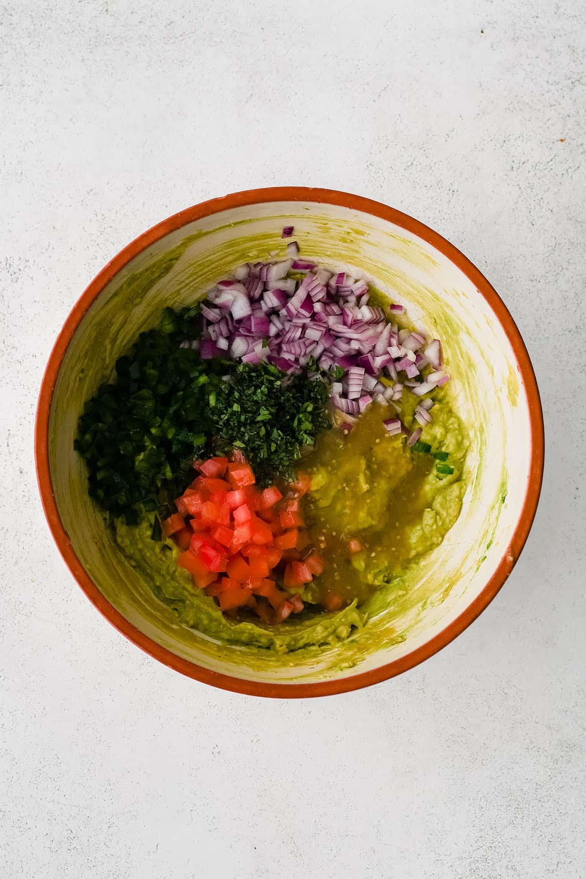 Ingredienti per la migliore ricetta di guacamole in una ciotola grande