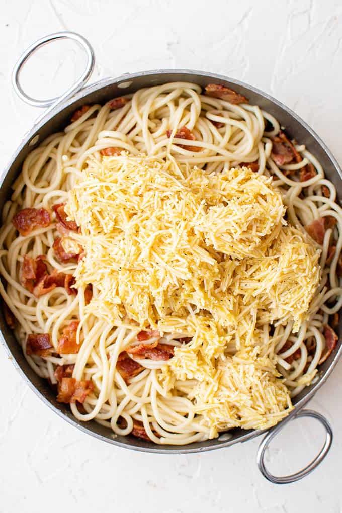 Ingredienti per Carbonara freschi in una padella