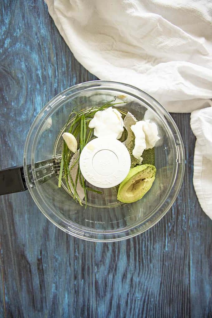 ingredienti per la salsa all'avocado nel robot da cucina